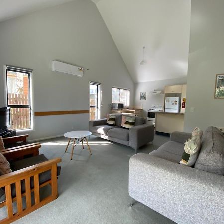 15B Caverhill Close Villa แฮนเมอร์สปริงส์ ภายนอก รูปภาพ